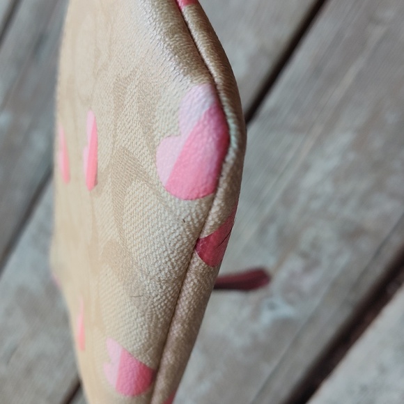 Coach Heart 💖 Clutch - Picture 11 of 12